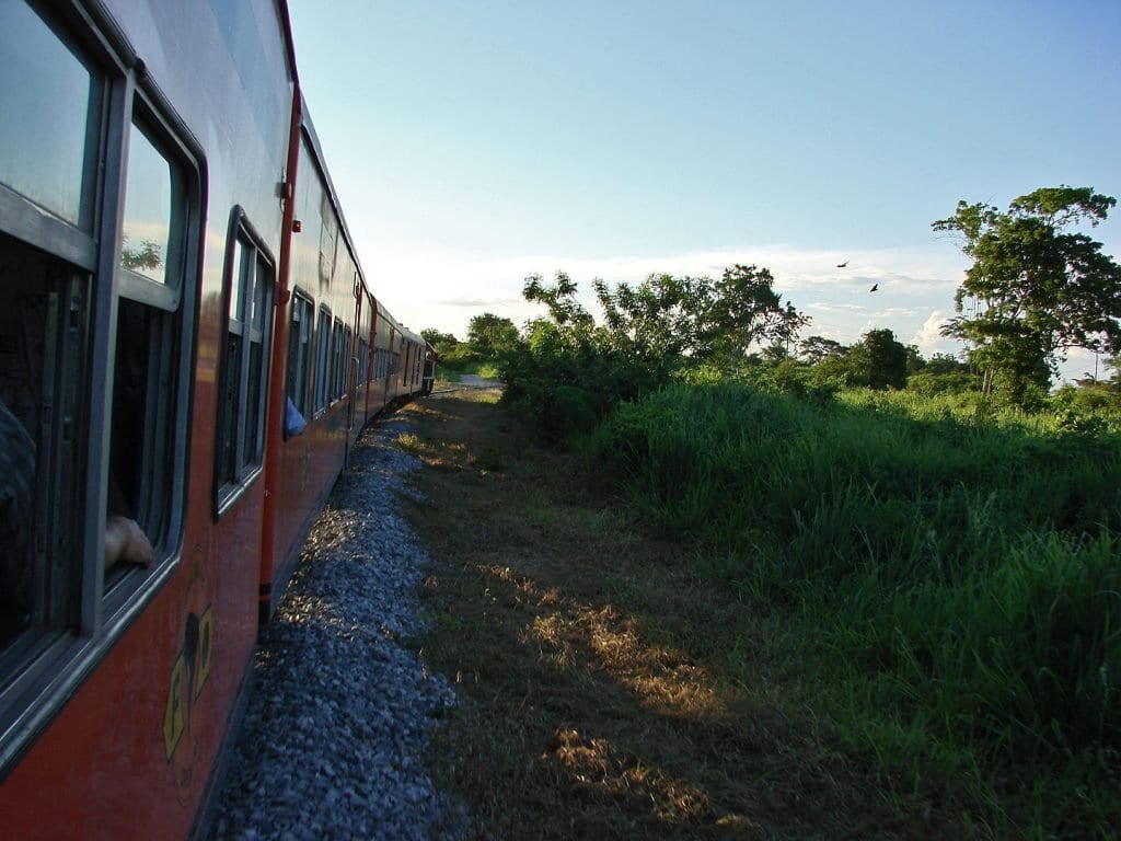 Bolívia: muitos países em um 1 Trem que liga Puerto Quijarro a Santa Cruz de La Sierra - Foto: Silnei L Andrade / Mochila Brasil