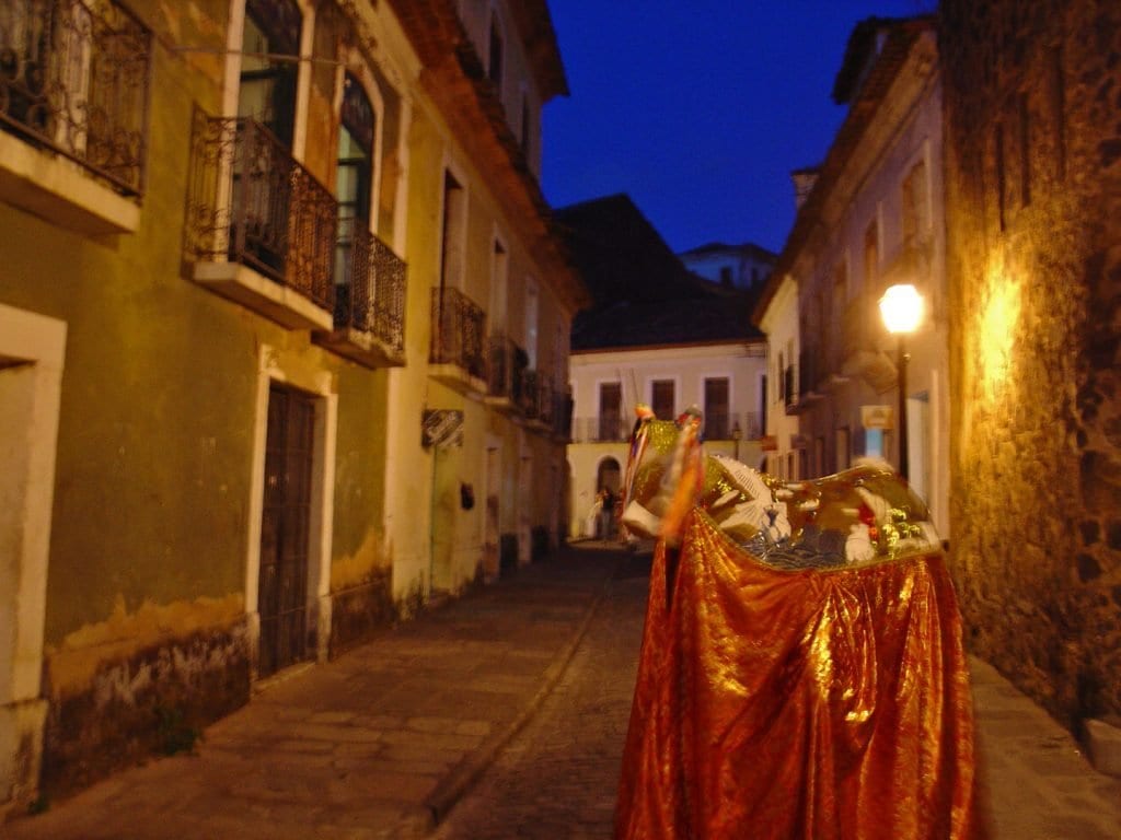 Brincante com fantasia de Bumba Meu Boi no Centro Histórico de São Luís - Foto: Silnei L Andrade / Mochila Brasil