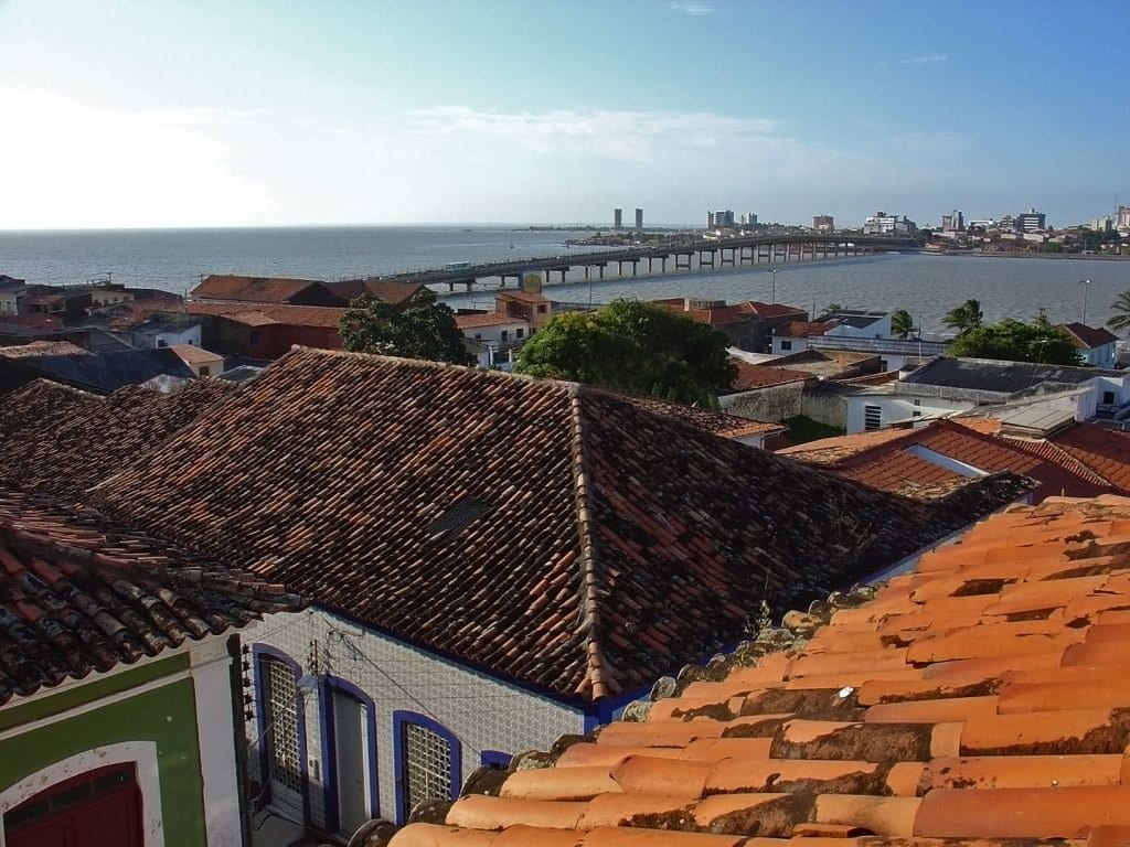 Vista a partir do Centro Histórico mostra ao fundo a São Luís moderna - Foto: Silnei L Andrade / Mochila Brasil