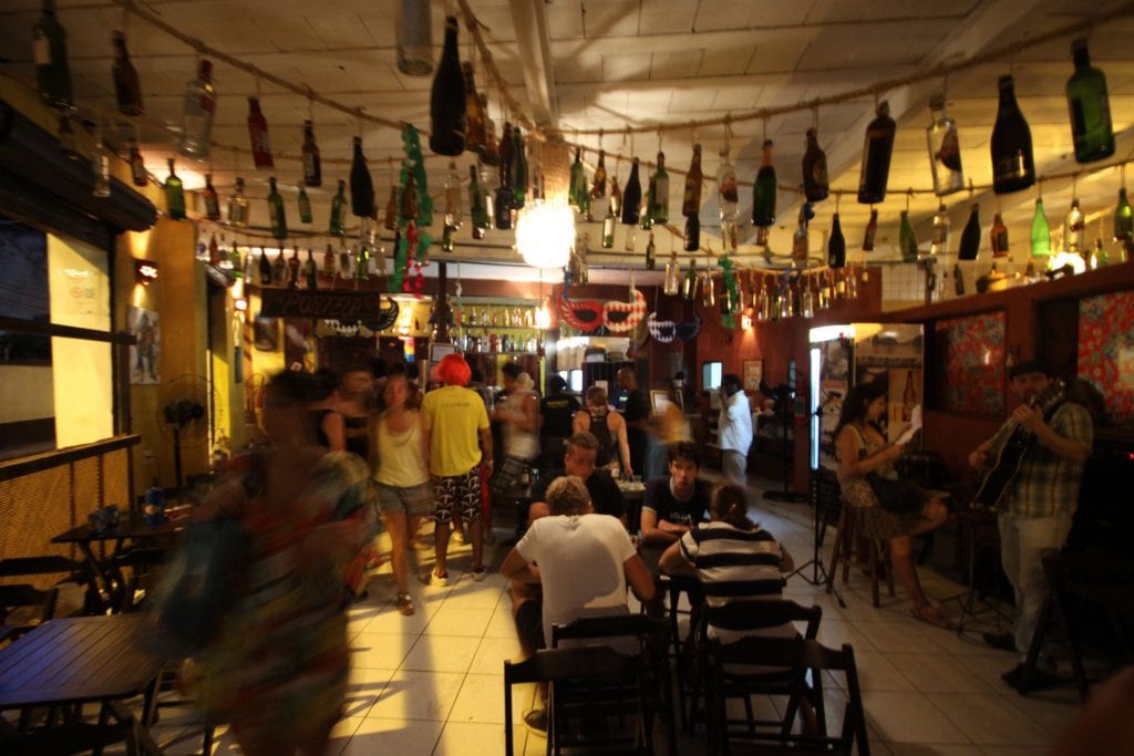 Bar Portella: Garrafas penduradas pra decorar; música ao vivo; cerveja gelada e um caldo de feijão pra ninguém botar defeito
