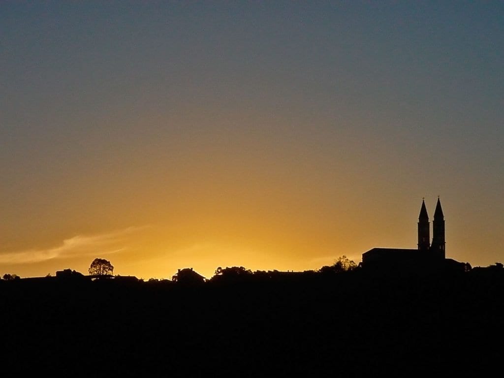 Vista da igreja de Monte Belo do Sul no Pôr-do-Sol no Vale dos Vinhedos - Foto: Silnei L Andrade / Mochila Brasil