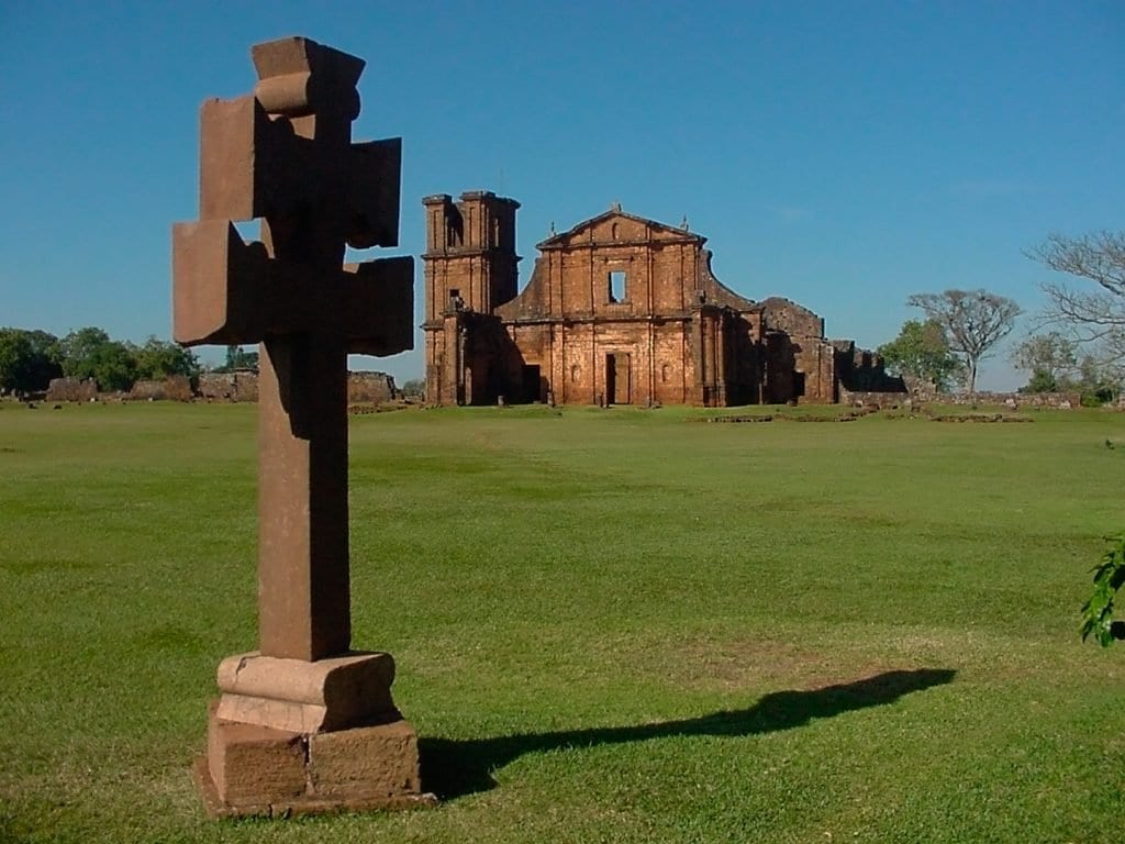 A Cruz Jesuítica e as ruínas de São Miguel das Missões ao fundo - Foto: Silnei L Andrade / Mochila Brasil