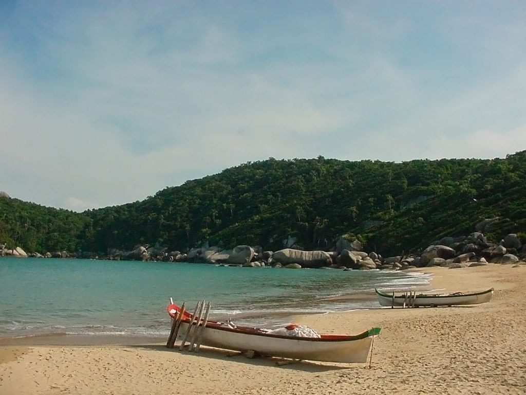 Praticamente todas as praias de Bombinhas podem ser percorridas a pé - Foto: Silnei L Andrade / Mochila Brasil