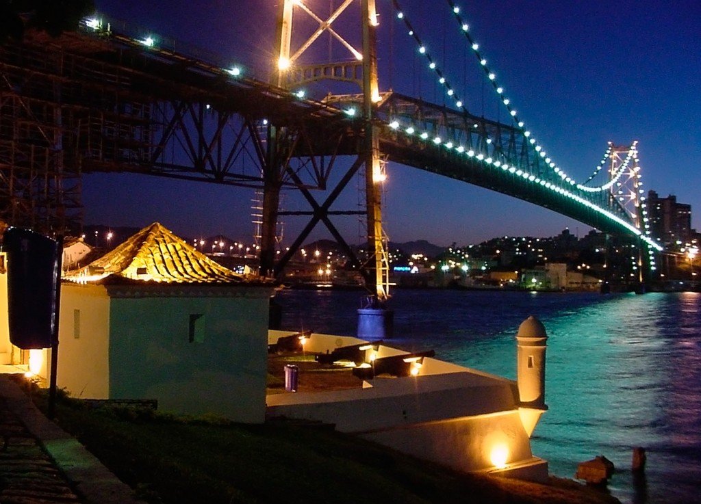 A ponte Hercílio Luz foi a primeira ligação da ilha com o continente - Foto: Silnei L Andrade / Mochila Brasil