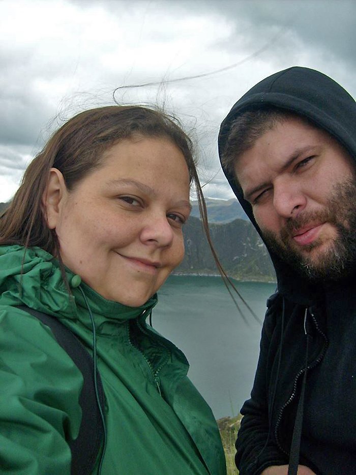 Claudia e Silnei no vulcão Quilotoa, Equador | Foto: Arquivo pessoal.