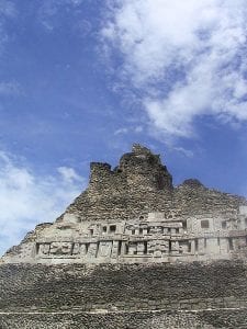 Belize tem algumas construções mayas. Na foto o templo Xunantunich - Foto: Divulgação