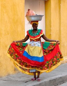 Mulher colombiana com traje típico sorri nas ruas de Cartagena / Foto: Silnei L Andrade / Mochila Brasil