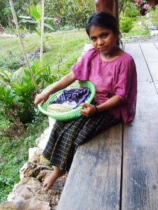 Menina guatemalteca em Semuc Champey - Foto: Claudia Severo / Mochila Brasil