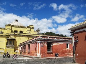 Prédios em Antigua, Guatelama - Foto: Claudia Severo / Mochila Brasil