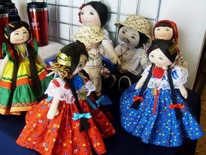 Bonecas com trajes típicos panamenhos - Foto: Claudia Severo / Mochila Brasil