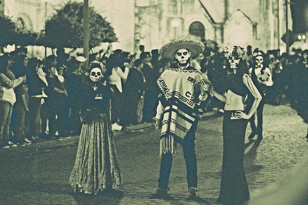 Jovens celebram o Dia de los Muertos | Foto: Cristian Newman/Unsplash.