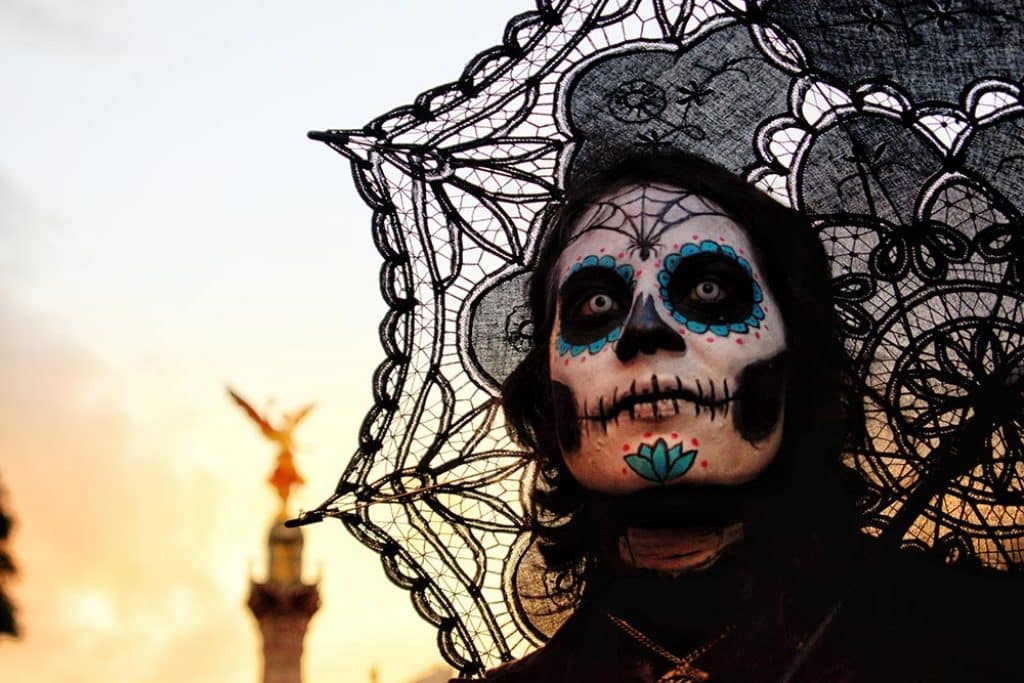 Celebrações do Dia de los muertos na Ciudad de México | Foto: Salvador Altamirano/Unsplash.