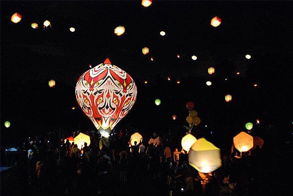 Na tradição, os balões iluminados guiam os espíritos / Foto: Divulgação VisitMexico.com
