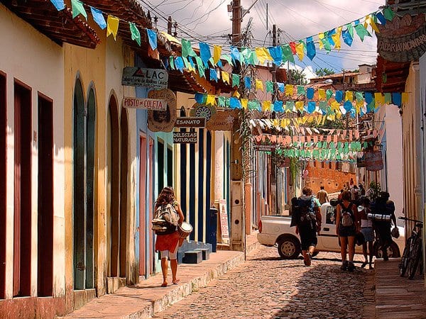 Mochileiros na cidade de Lençóis - BA / Foto: Silnei L Andrade / Mochila Brasil