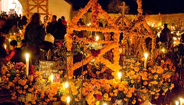 Altar enfeitado com Crisântemos, flor que, para os mexicanos "atrai e guia" os mortos / Foto: Divulgação VisitMichoacan.com