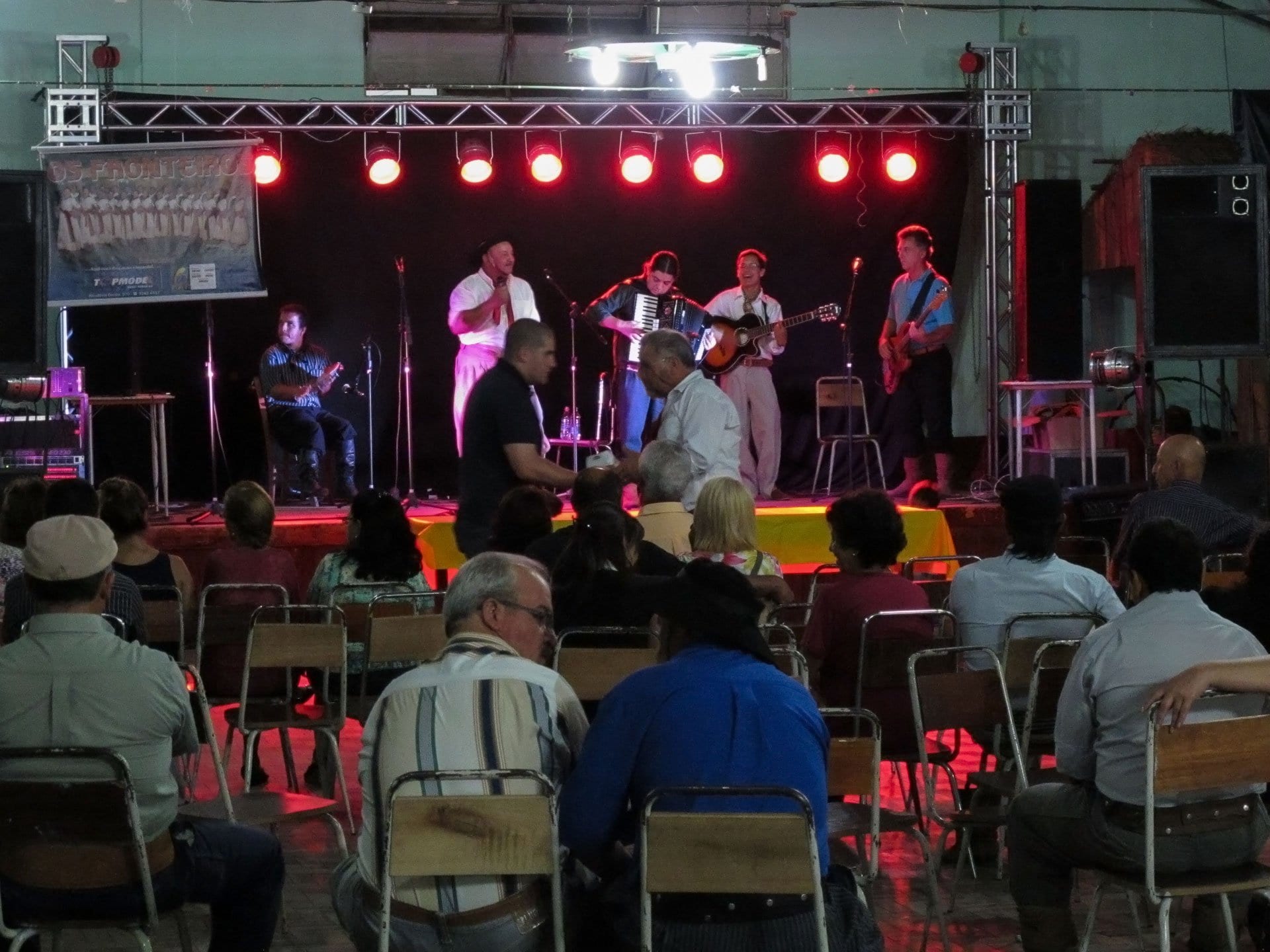 Em Santana do Livramento, animada noite de sexta-feira no CTG (Centro de Tradições Gaúchas). No Uruguai, a expressão "Hacer una gauchada" (Fazer uma gauchada) é sinônimo de boa atitude, de gesto nobre | Foto: Silnei L Andrade / Mochila Brasil