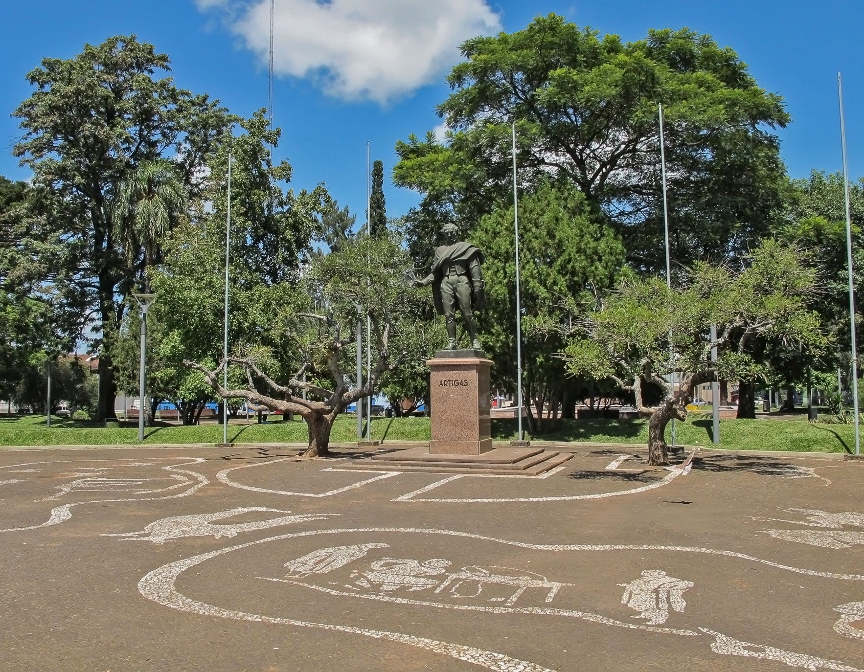 A principal praça da cidade já foi chamada de 1 de outubro e Rio Branco, até que finalmente homenageou o herói nacional, Artigas (José Gervasio Artigas) | Foto: Silnei L Andrade / Mochila Brasil