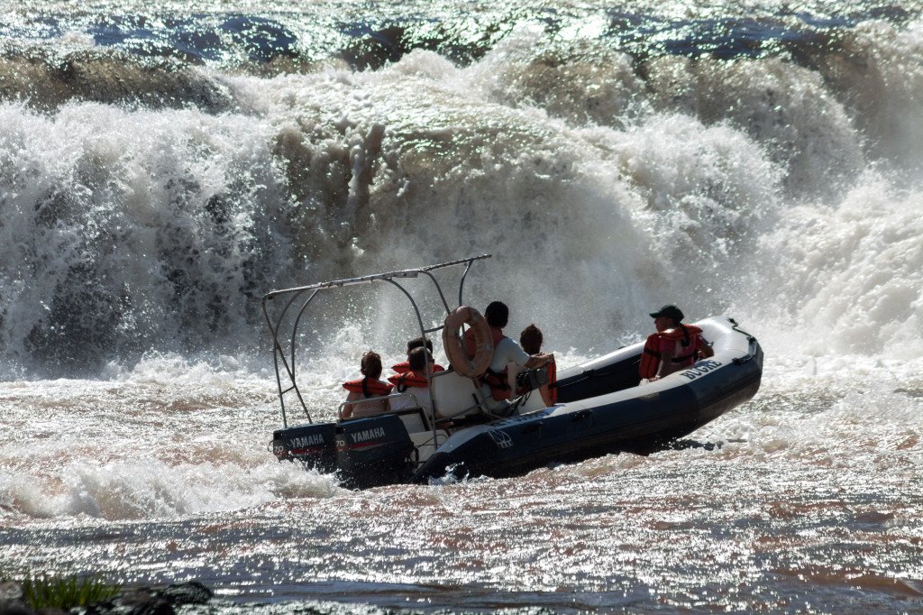 No lado argentino é possível contratar um passeio de barco pelo Rio Uruguai | Foto: Silnei L. Andrade / Mochila Brasil