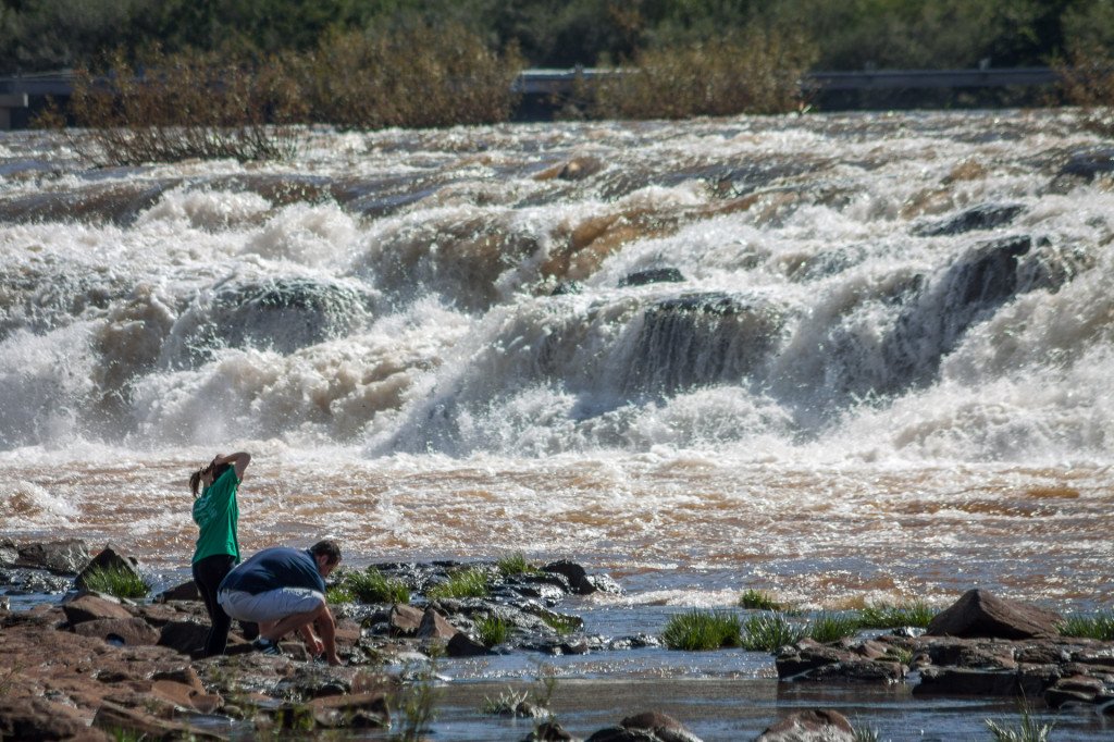 Turistas no Salto do Yucumã | Foto: Silnei L. Andrade / Mochila Brasil