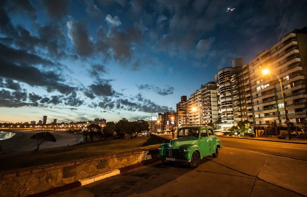 Carro antigo estacionado na rambla de Montevidéu - Foto: Silnei L. Andrade