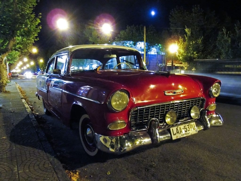 Chevrolet Bel Air fabricado nos anos 50 estacionado na Av General Flores | Foto: Silnei L Andrade / Mochila Brasil