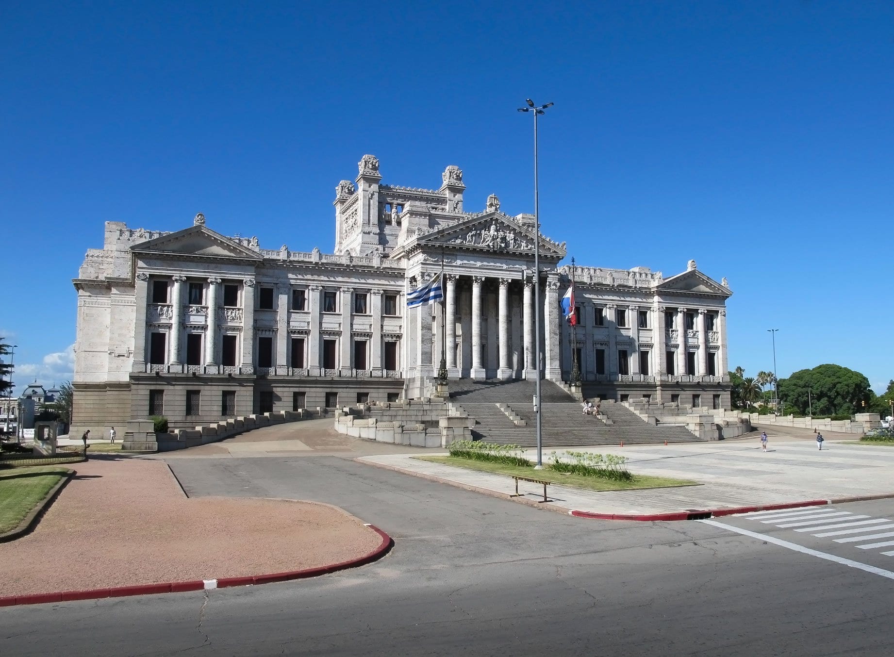 Um dos mais belos prédios de Montevidéu é o imponente Palácio Legislativo | Foto: Silnei L Andrade / Mochila Brasil