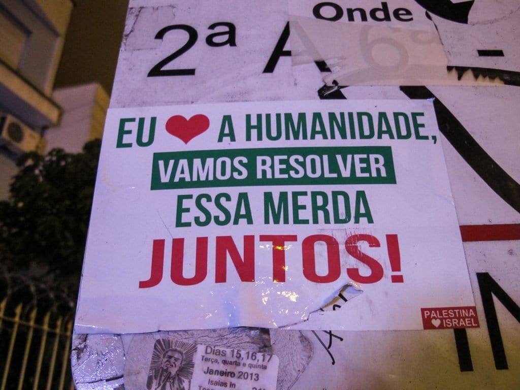 Cartaz em uma das ruas da Cidade Baixa | Foto: Claudia Severo de Almeida / Mochila Brasil