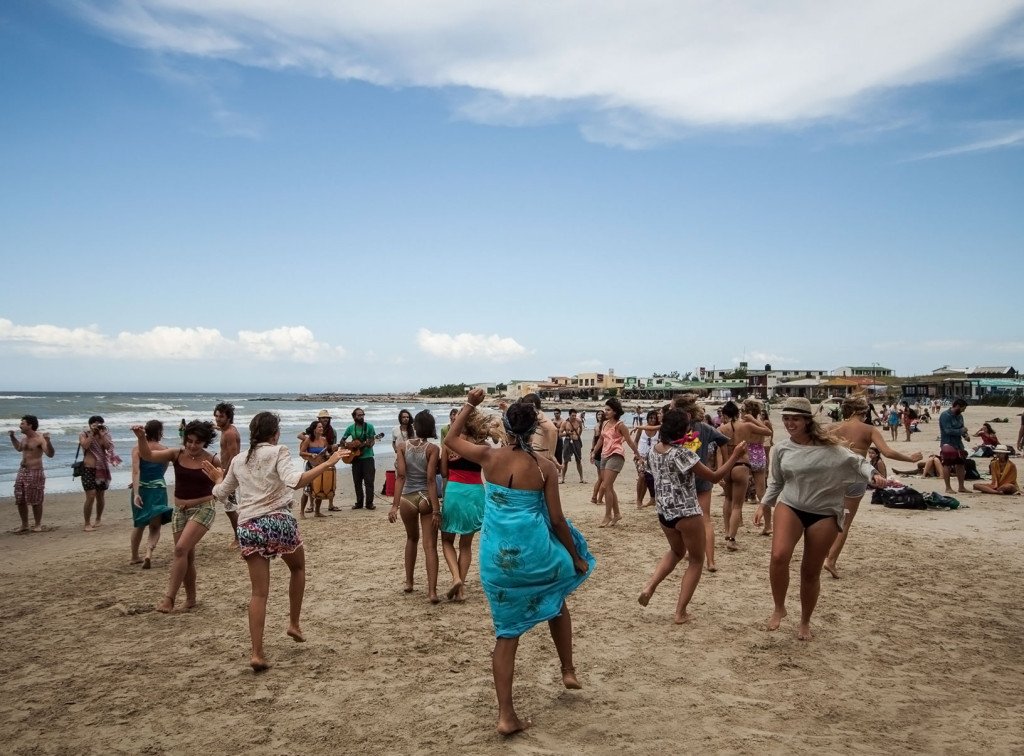Todos dançam numa festa improvisada na praia | Foto: Silnei L Andrade / Mochila Brasil