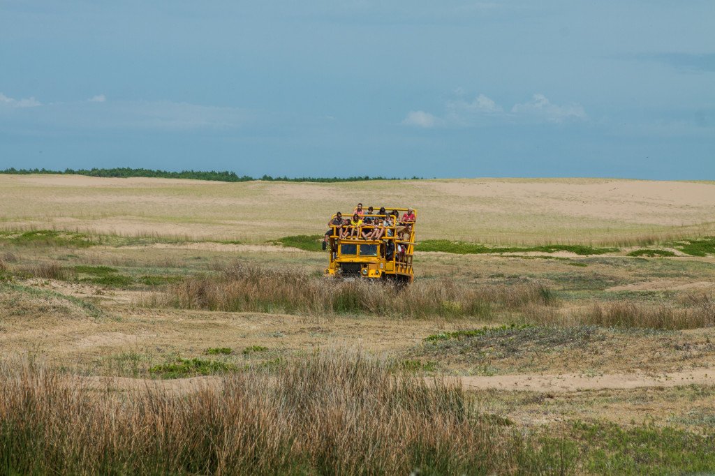 Caminhões 4x4 transportam os visitantes da entrada do parque até o vilarejo | Foto: Silnei L Andrade / Mochila Brasil