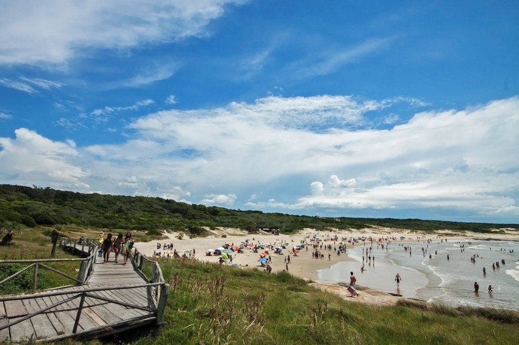 Visitantes curtem tarde na Praia La Moza | Foto: Silnei L Andrade / Mochila Brasil