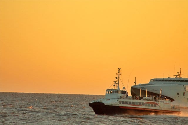 Um dos barcos da Colonia Express cruza o Prata | Foto: Silnei L Andrade / Mochila Brasil