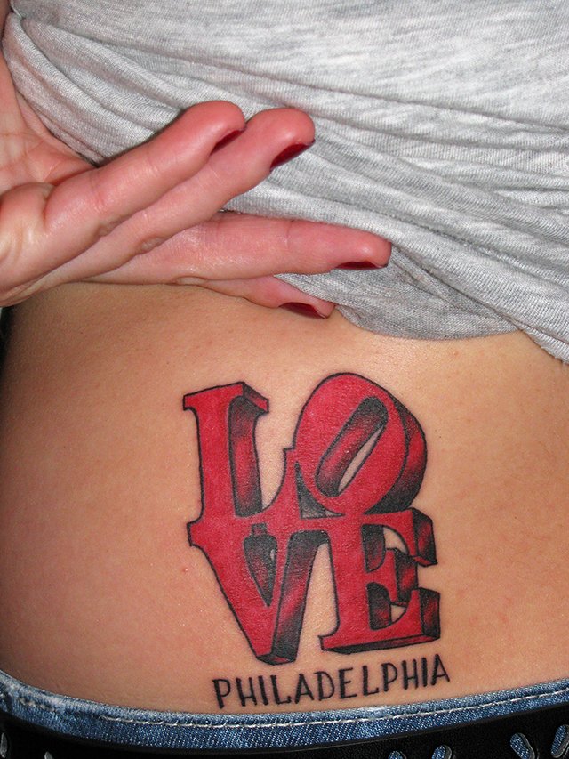 Esta é a tatuagem da viajante Marília Oliveira, que morou nos EUA por quatro anos. Antes de voltar ao Brasil decidiu fazer uma tatuagem pra trazer de lembrança. "Escolhi o 'LOVE' que é uma escultura em uma praça muito conhecida por lá [Philadelphia]". | Foto: Arquivo pessoal
