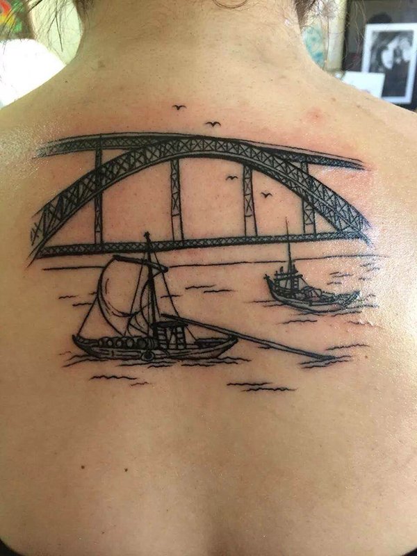 A viajante Izabela Pinheiro é apaixonada pela cidade do Porto (Portugal) e demonstra esse amor com a tatuagem feita por lá | Foto: Arquivo pessoal.