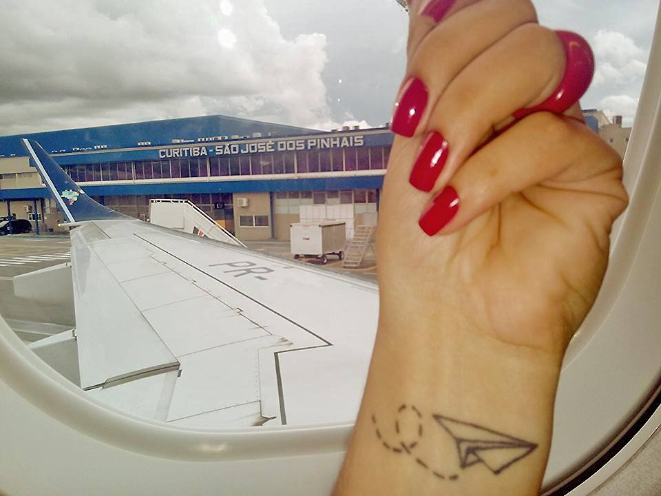 A viajante Nathalia Nunes gravou sua paixão por viajar no pulso. No blog 'Ná Feliz Cidade', do qual é autora, ela fala um pouco sobre a tattoo | Foto: Arquivo pessoal.