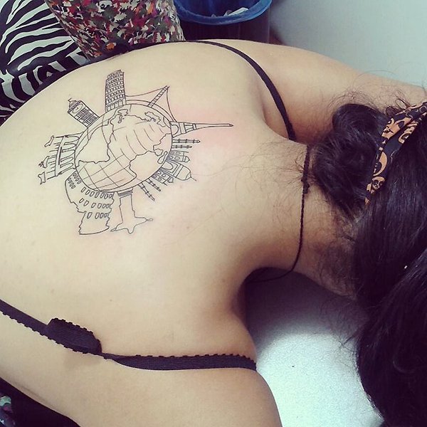 Valéria Barros enviou a foto de sua tattoo que segundo ela representa novos olhares sobre o mundo e uma lembrança para nunca parar de viajar | Foto: Arquivo pessoal.
