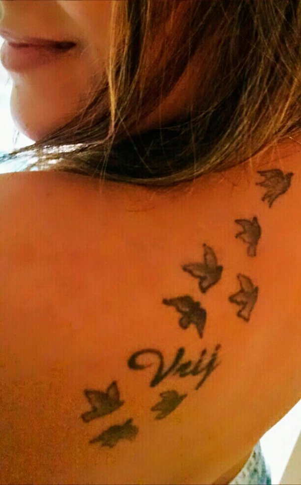 A tatuagem da Vanessa Rodrigues foi feita em Amsterdã e em holandês significa 'Livre'. Sentimento que ela tem em suas viagens | Foto: Arquivo pessoal.