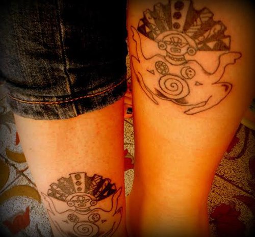 Tatuagem da viajante Natália Silveira Zen, feita no seu primeiro mochilão (em 2013), pra Bolívia e Peru. Ela foi viajar sozinha mas encontrou uma menina que "torno-se uma irmã", a Carol; conta. Elas fizeram a tatuagem juntas.