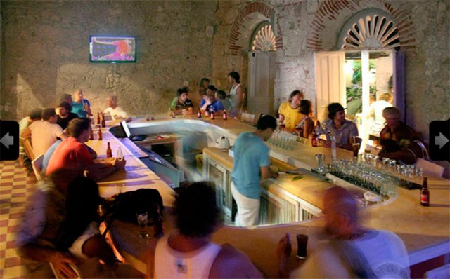 Bar do hostel Medialuna | Foto: Divulgação