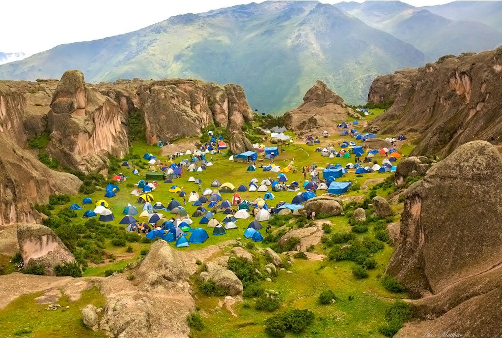Foto tirada na semana da Páscoa com mais de 1.000 pessoas acampando na área conhecida como Anfiteatro, am Marcahuasi - Foto de Alan Matthew