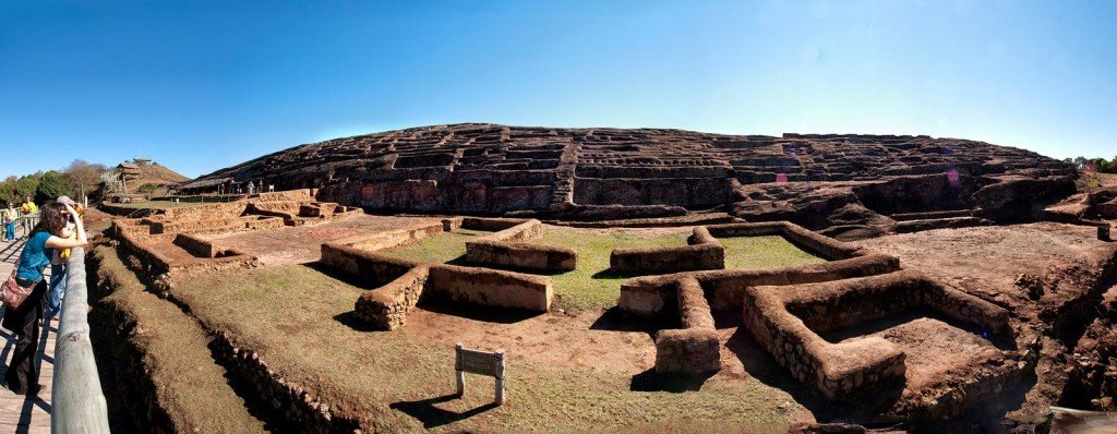 Turistas visitando o Forte de Samaipata - Foto do fotógrafo Eduardo Tain Daza