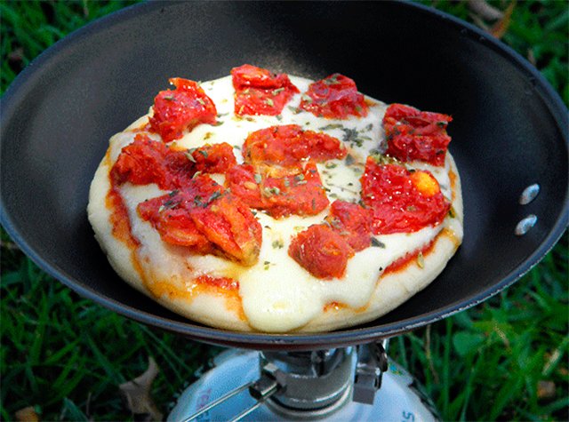Pizza (outdoor) é uma das opções apresentadas no blog | Foto: Reprodução/Cozinha na Mochila