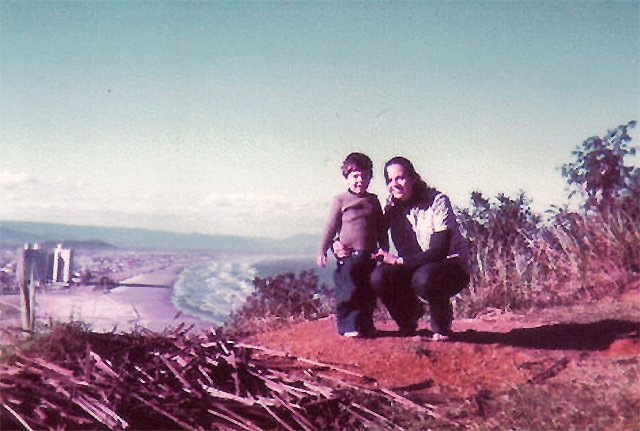 Raffa e a mãe, numa foto de 78 enquanto viajavam em família pelo litoral de São Paulo | Foto: Arquivo pessoal