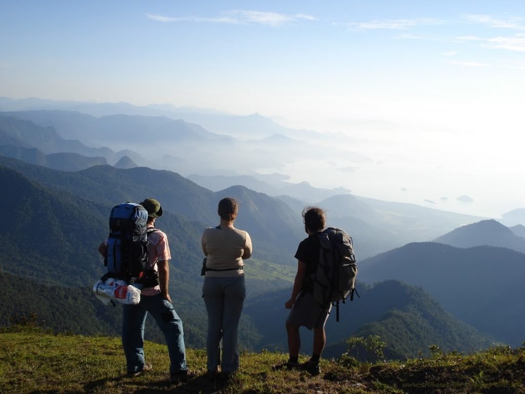 Augusto, Márcia (esposa) e Jorge Soto admirando a vista em Pedra da Macela - Cunha/SP