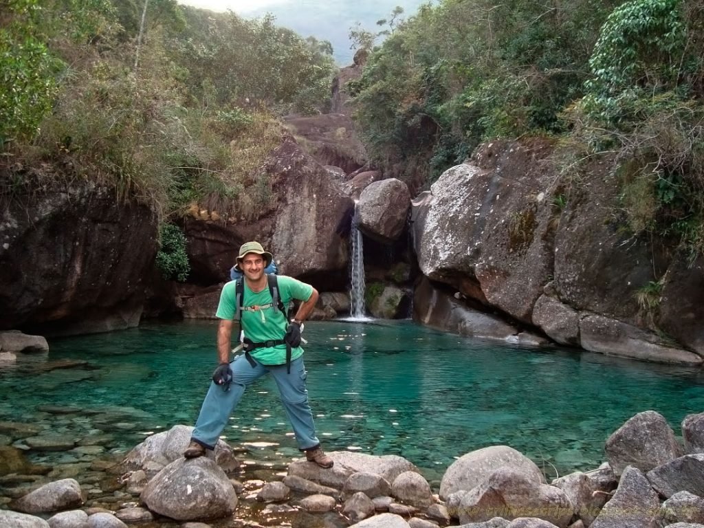 Augusto em uma piscina natural na Travessia da Serra Fina de sul a norte pelo Rio Claro - Foto: Augusto de Carvalho - Arquivo Pessoal