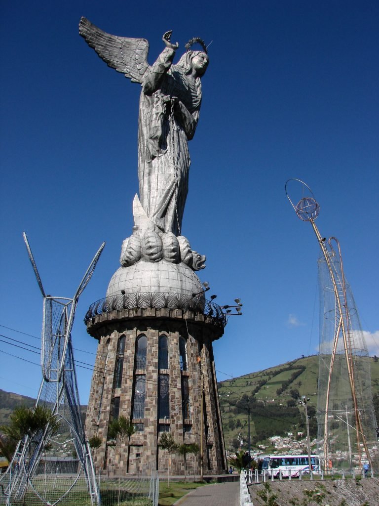 A Virgem de Quito com seus 45m de altura. Foto: Silnei L Andrade | Mochila Brasil