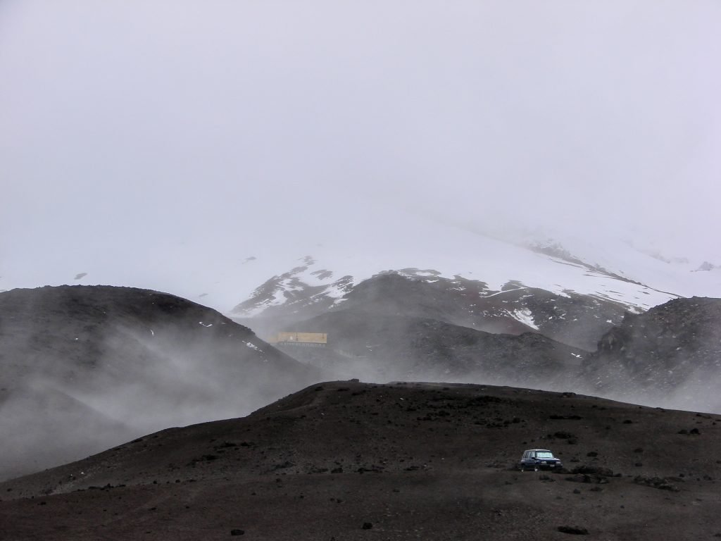 Estacionamento próximo a base do vulcão em um dia bastante nublado - Foto: Silnei L Andrade | Mochila Brasil