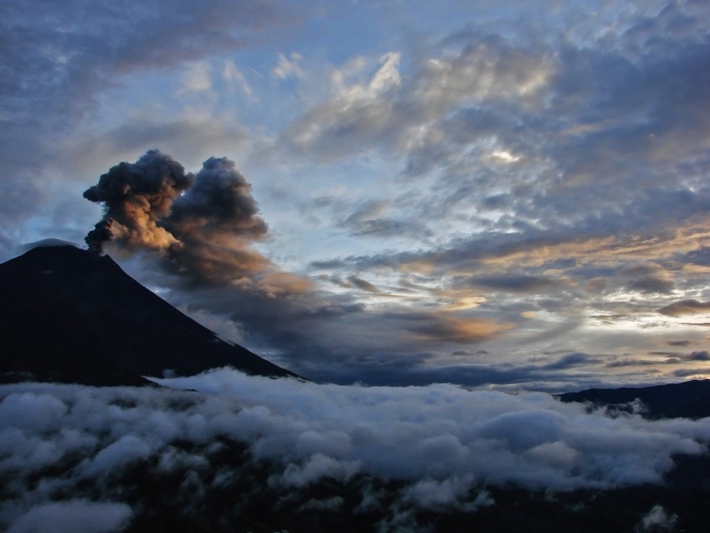 Vulcão Tungurahua em atividade - Foto: Silnei L Andrade | Mochila Brasil