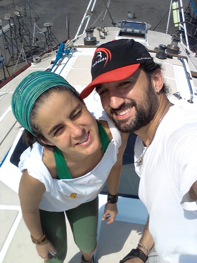 Gabriela e Diego no barco Paratii, que será utilizado em parte da expedição | Foto: Divulgação
