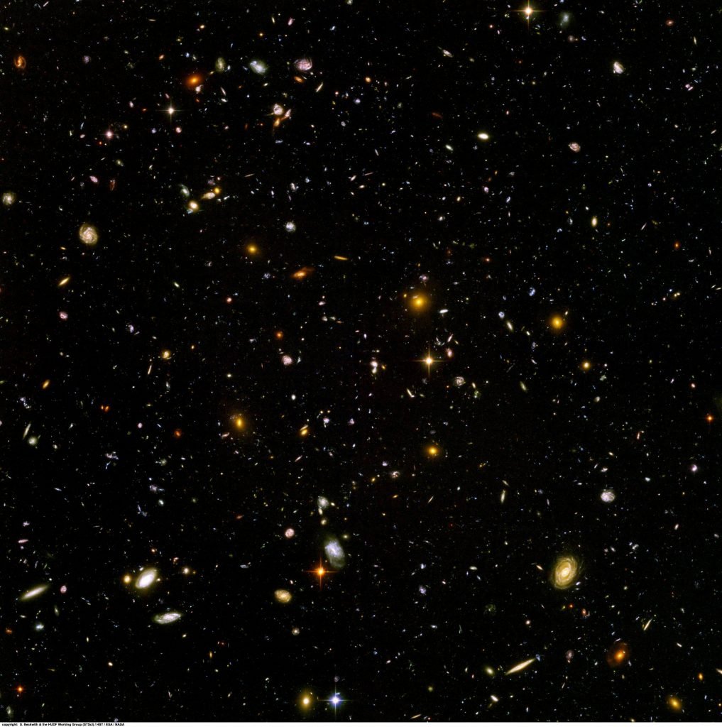 Ultra Deep Field - Imagem de uma pequena região do espaço onde os pontos brilhantes da foto não são estrelas. São galáxias. 10.000 galáxias! - Foto: Telescópico Hubble / NASA