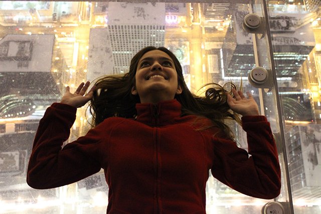 Debora no Sky Deck, em Chicago | Foto: Luiz Kreile/Revista de Viagem